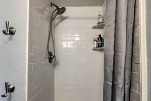 Hair dryer, towels - 3 Mi to Dtwn: Convenient Denver Apt (Denver)