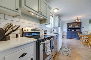 Réfrigérateur, micro-ondes, plaque de cuisson, lave-vaisselle