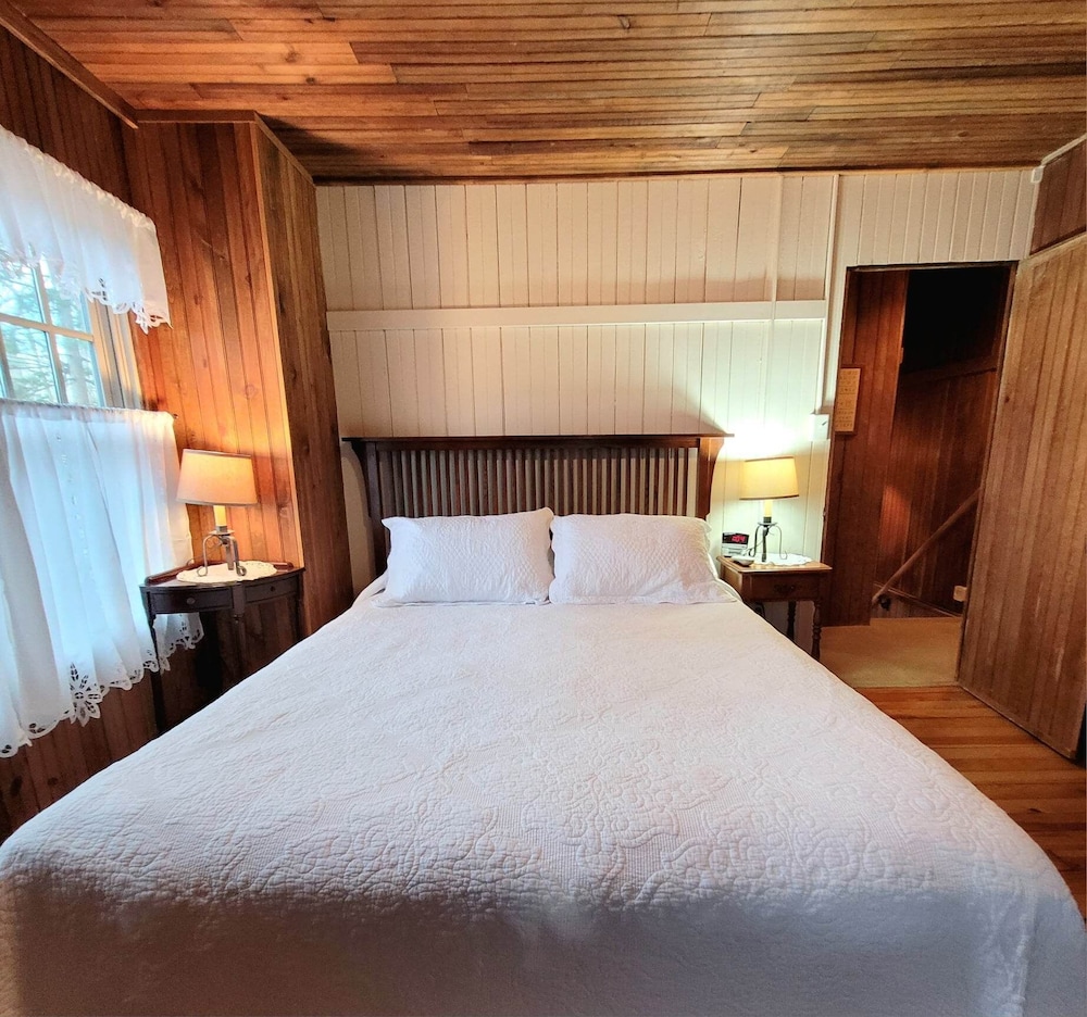 ScreenedIn Outdoor Dining & Porch Swings at Lakeside Cottage in Mount