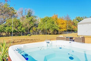 Outdoor spa tub - Sunnyside Creek- Hot Tub, Fire Pit, 1 Mile to Main (Fredericksburg)
