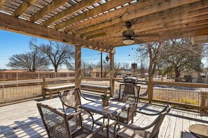 Outdoor dining - Haus on the Hill - Hot Tub & 1 Mile From Main St (Fredericksburg)