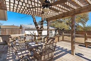 Outdoor dining - Haus on the Hill - Hot Tub & 1 Mile From Main St (Fredericksburg)