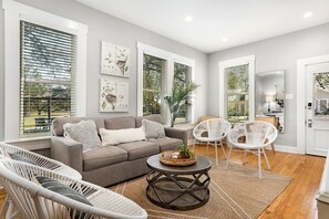 Televisión y oficina 