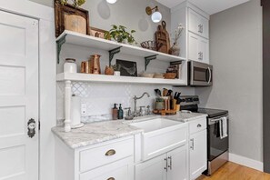 雪櫃、微波爐、焗爐、爐具