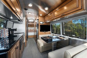 Fridge, microwave, coffee/tea maker, cookware/dishes/utensils - Airstream Getaway - Hot Tub & Fire Pit (Fredericksburg)