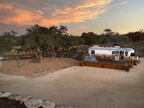 Property grounds - Airstream Getaway - Hot Tub & Fire Pit (Fredericksburg)