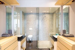 Lägenhet Deluxe | Badrum | Regndusch, hårtork, handdukar och tvål