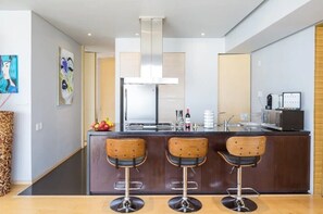 Deluxe Apartment | Shared kitchen facilities | Full-size fridge, microwave, toaster, blender