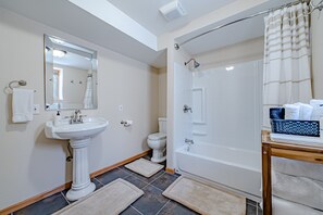 Combined shower/bathtub, jetted bath, hair dryer, towels