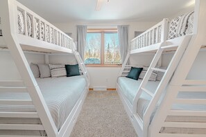 4 bedrooms, desk, iron/ironing board, travel crib