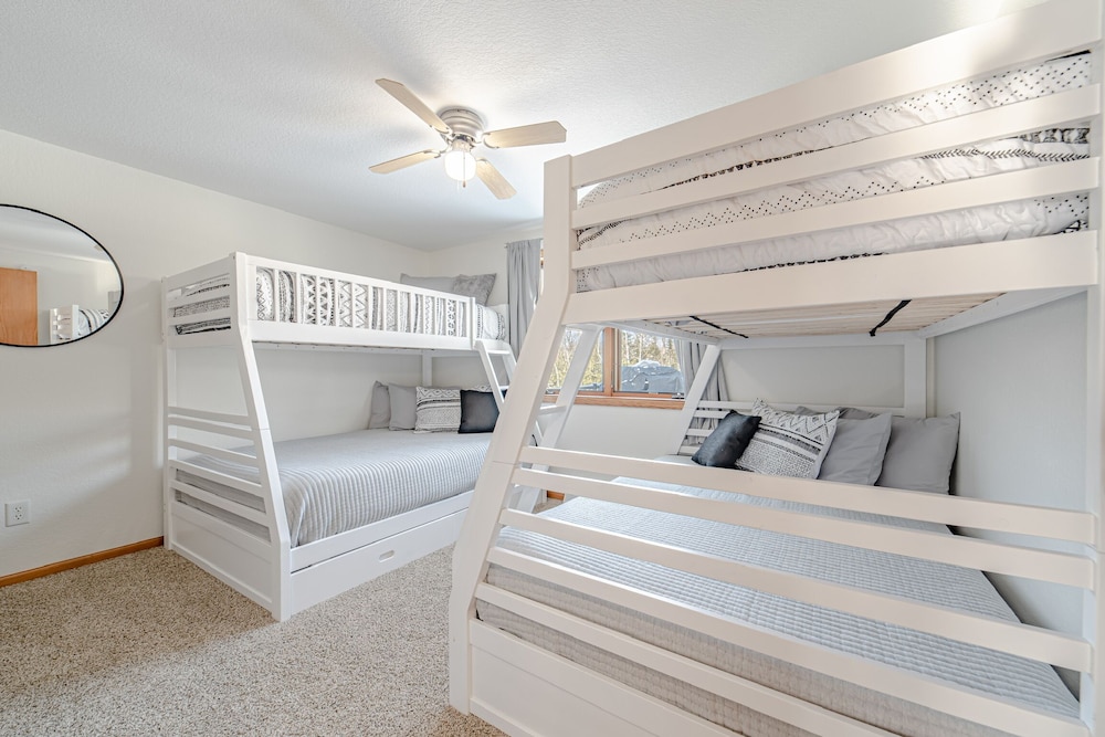 Spacious & Fun Lakeside home near Tioga Recreational Area! Cohasset