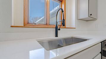 Kylskåp, mikrovågsugn, ugn och spishäll