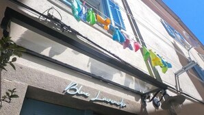 Un bâtiment sur lequel on peut lire l’inscription : « Blue Lavender ».