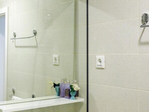Dusche, kostenlose Toilettenartikel, Haartrockner, Handtücher