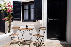 Outdoor dining - Villa Pela standard apartment (Alyki)