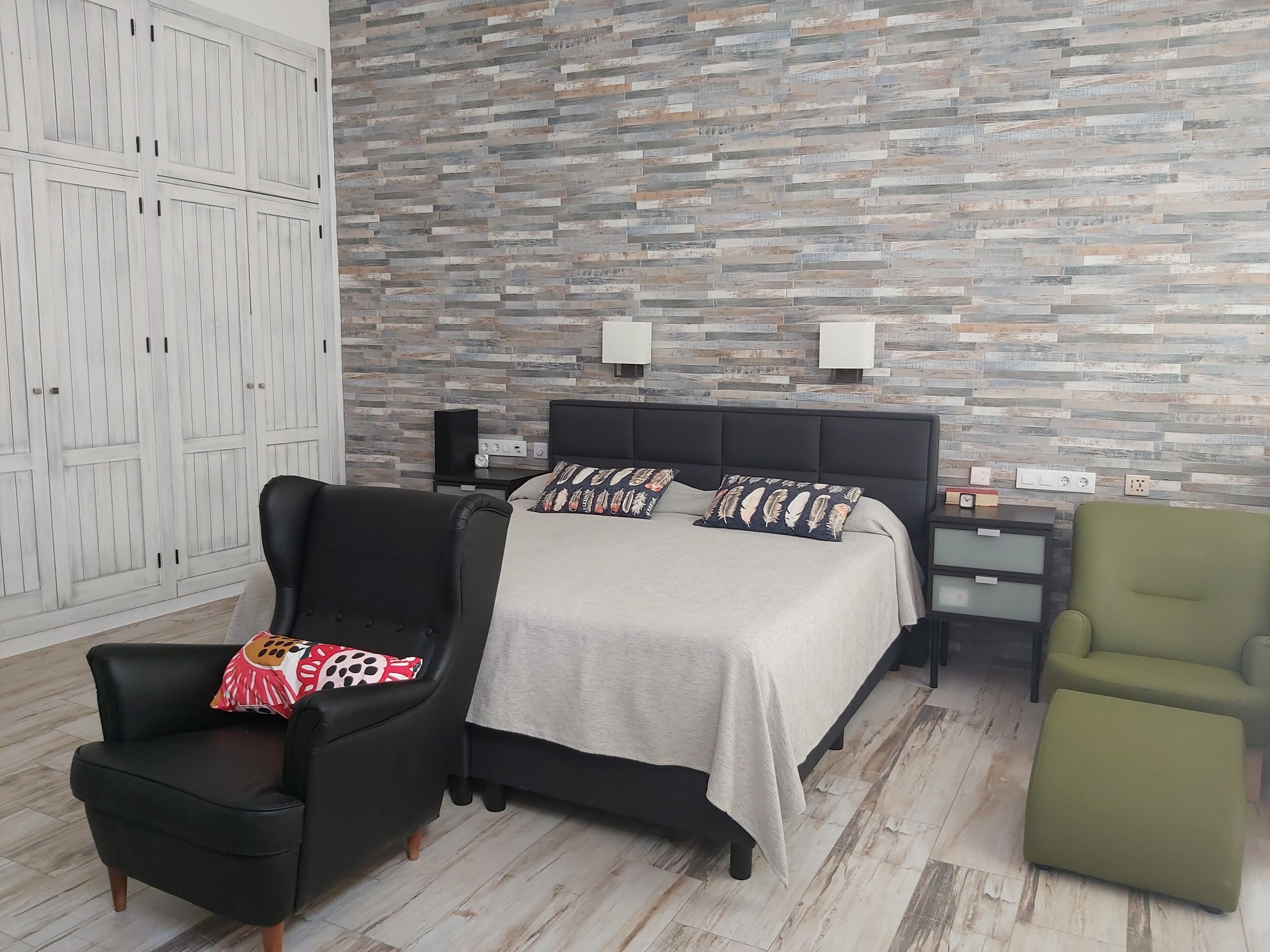 5 chambres, coffres-forts dans les chambres, bureau