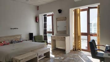 5 dormitorios, caja fuerte, escritorio y tabla de planchar con plancha