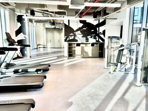 Apartment (2 Bedrooms) | Gym - Elegant Stay: Balcony & Stunning Dubai Creek Views (Dubai)