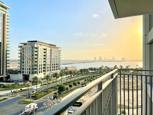 Apartment (2 Bedrooms) | Balcony - Elegant Stay: Balcony & Stunning Dubai Creek Views (Dubai)
