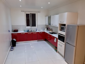 Apartment, Multiple Beds | Private kitchen | Fridge, microwave, oven, stovetop - Luxurious 3-bed Apartment in Cantonments, Accra (Accra)