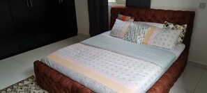 Appartamento, letti multipli | 3 camere, ferro/asse da stiro, Wi-Fi gratuito, lenzuola