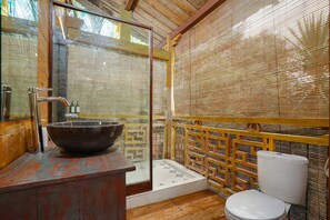 Basic-villa - flere senge | Badeværelse | Bruser, bidet, håndklæder, Sæbe