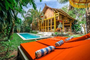 Eenvoudige villa, meerdere bedden | Zwembad | Een buitenzwembad