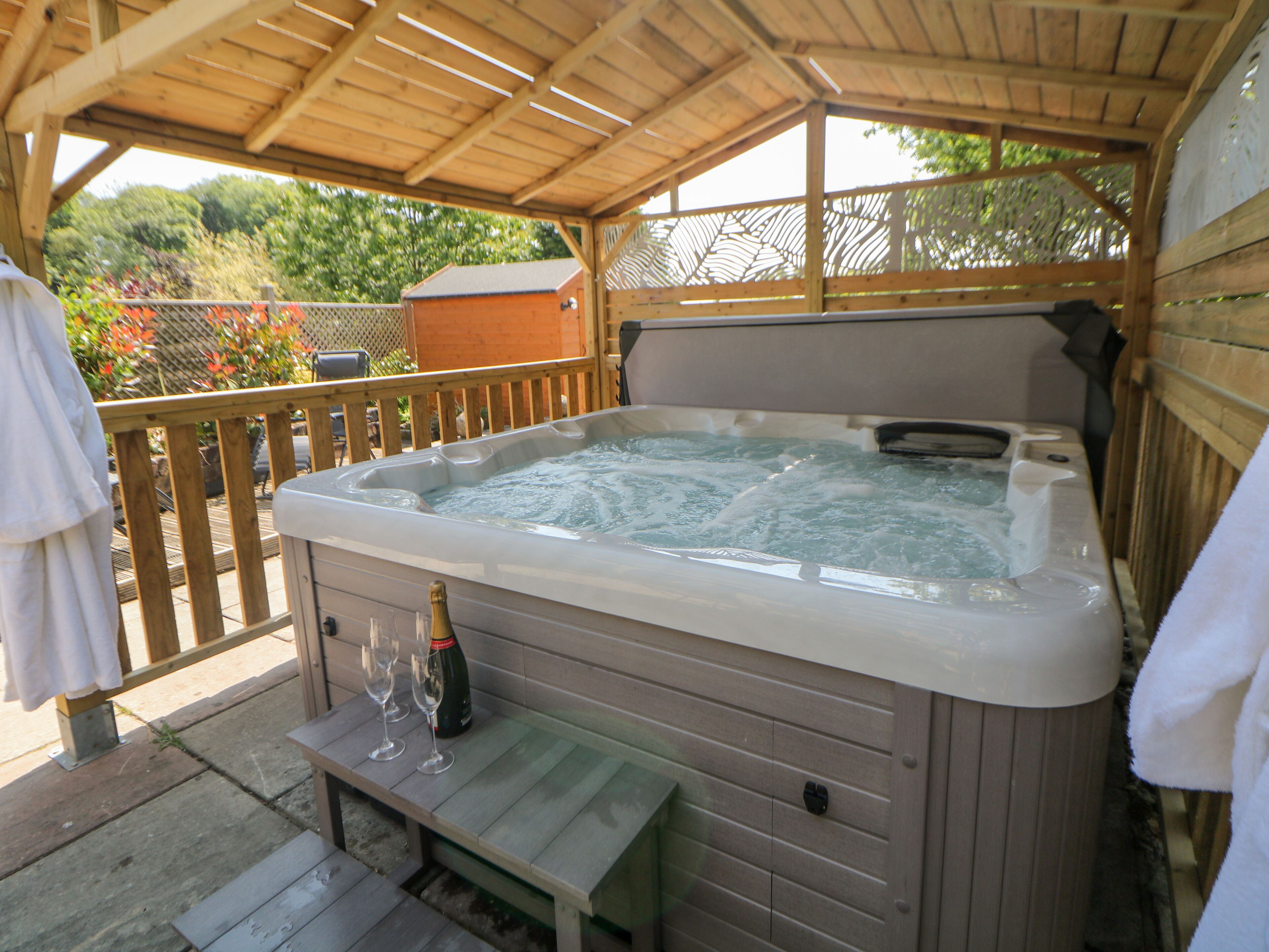 Outdoor spa tub