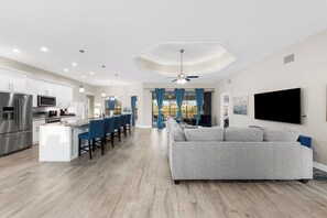 Smart TV, fireplace, table football, ping pong - Heated Pool w/ King Bed + Gulf Access + Game Room (Cape Coral)