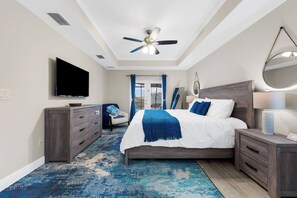 4 bedrooms, desk, iron/ironing board, travel cot - Heated Pool w/ King Bed + Gulf Access + Game Room (Cape Coral)