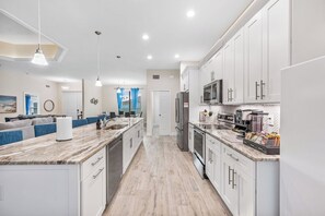 Fridge, microwave, oven, stovetop - Heated Pool w/ King Bed + Gulf Access + Game Room (Cape Coral)