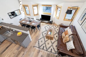 Condo, 2 chambres | Aire de séjour