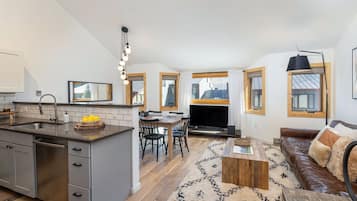 Condo, 2 Bedrooms | Private kitchen