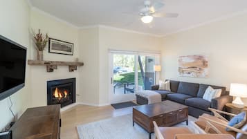 Condo, 2 phòng ngủ | Khu phòng khách