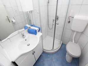 Apartment (One Bedroom Apartment with Terrace) | Bathroom | Towels - Apartments Frane (Rovinj)