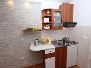Estúdio (Studio Apartment with Terrace) | Cozinha americana privada | Geladeira