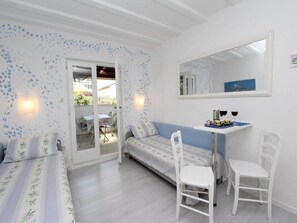 Apartamento (One Bedroom Apartment with Terrace) | Sala de estar | TV