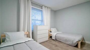 4 bedrooms, iron/ironing board, free WiFi, bed sheets