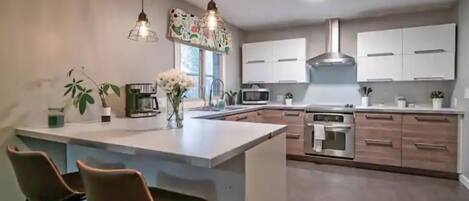 Fridge, microwave, oven, stovetop