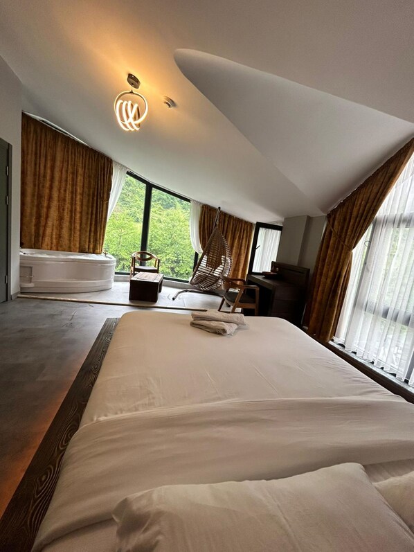 Romanttinen sviitti | Ylelliset vuodevaatteet, minibaari, tallelokero huoneessa