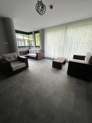 Ylelliset vuodevaatteet, minibaari, tallelokero huoneessa