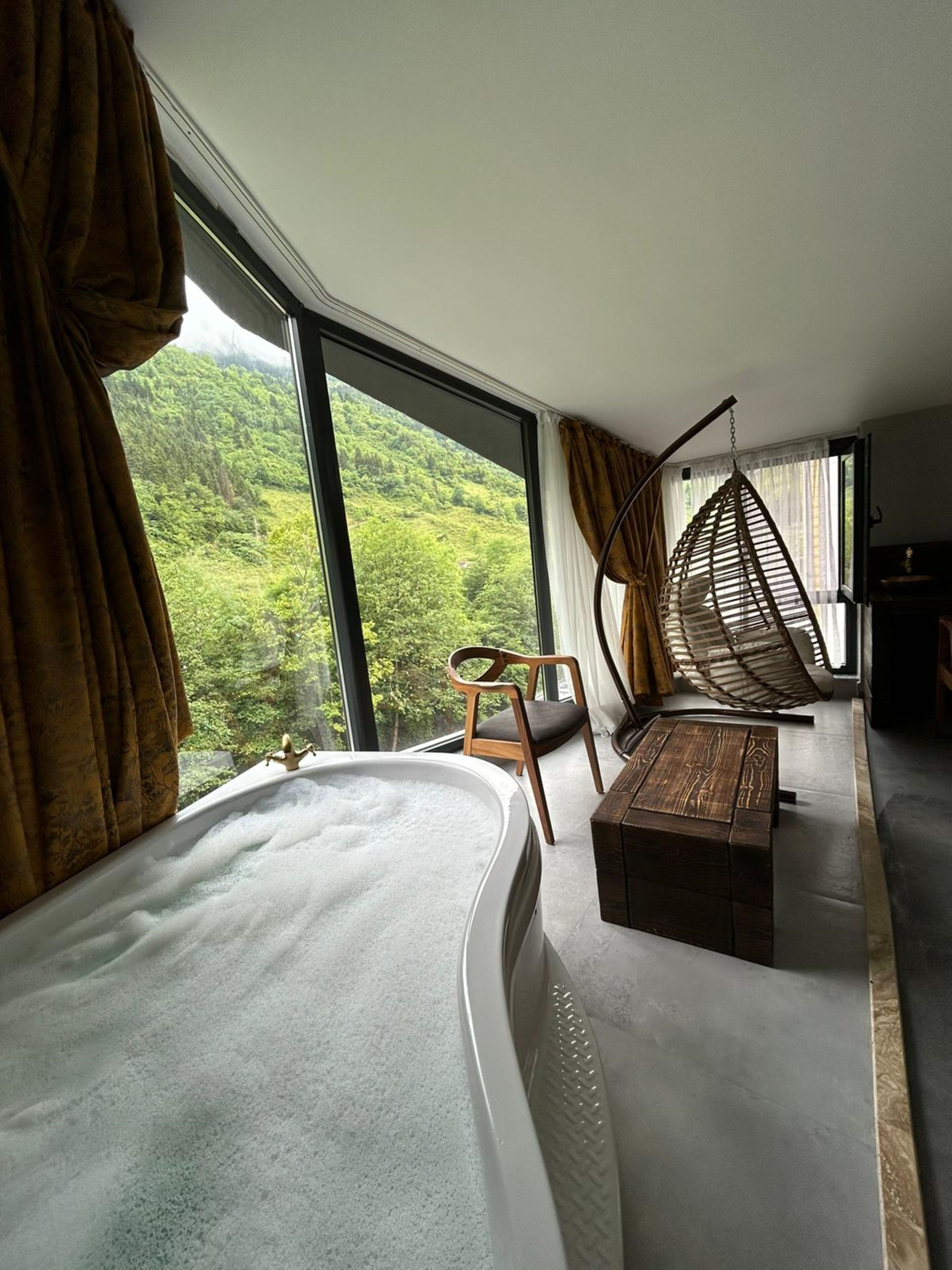 Romantic Suite | Premium bedding, minibar, in-room safe, individually decorated