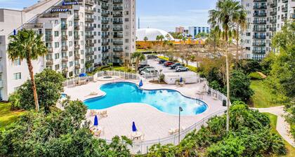 Modern & bright condo with a balcony and AC - pool, hot tub, and tennis access