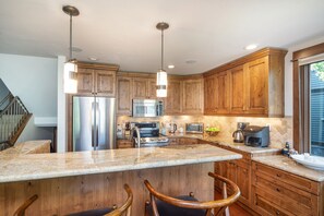 公寓式客房, 1 间卧室 | 私人厨房 | 冰箱、烤箱、茶具/咖啡用具、烤面包机