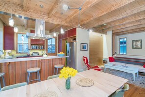 Casa, 3 habitaciones | Cocina privada | Refrigerador, horno, cafetera y tetera y tostadora 