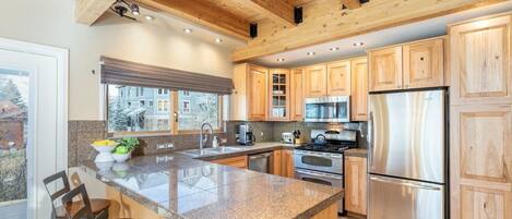 Condo, 3 Bedrooms | Private kitchen | Fridge, oven, coffee/tea maker, toaster
