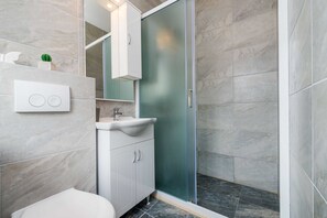 Doppelzimmer (Double Room) | Badezimmer | Dusche, Handtücher