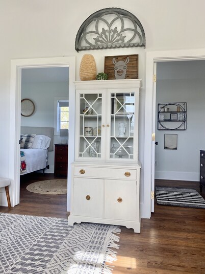 Cozy Barn Loft: Country Views & Central to Beaches