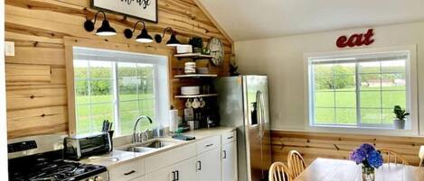 Kjøleskap, mikrobølgeovn, ovn og kokeplater