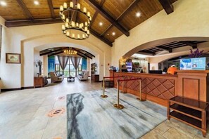 Lobby - Qunyinghui Holiday Hotel (Yiliang)